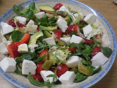 Ensalada mixta con fresones, aguacate y mozzarella