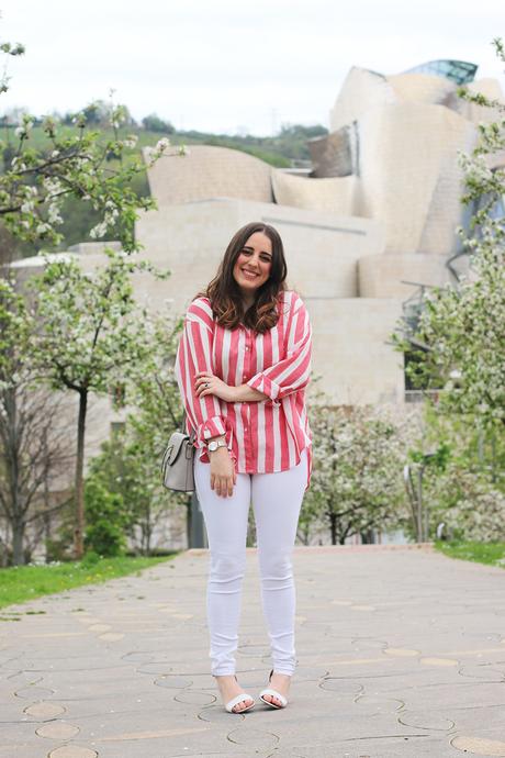 Primavera en camisa de rayas y jeans blancos