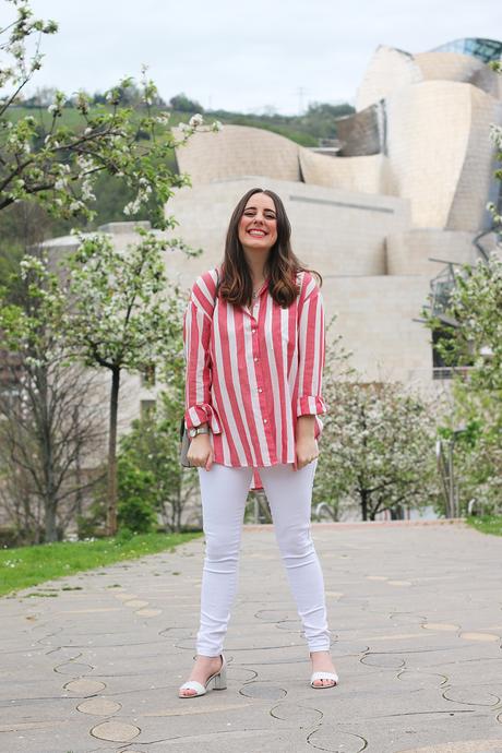 Primavera en camisa de rayas y jeans blancos