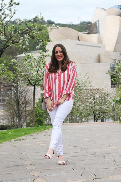 Primavera en camisa de rayas y jeans blancos