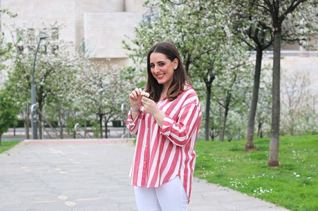 Primavera en camisa de rayas y jeans blancos