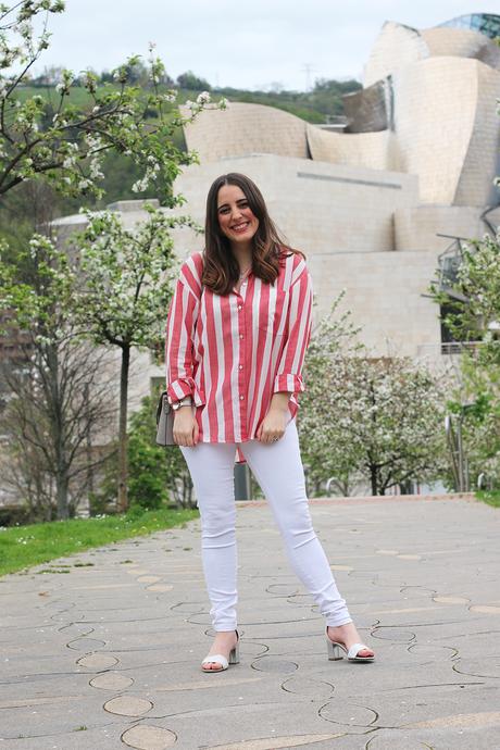 Primavera en camisa de rayas y jeans blancos