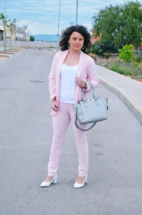 Traje rosa raya diplomática