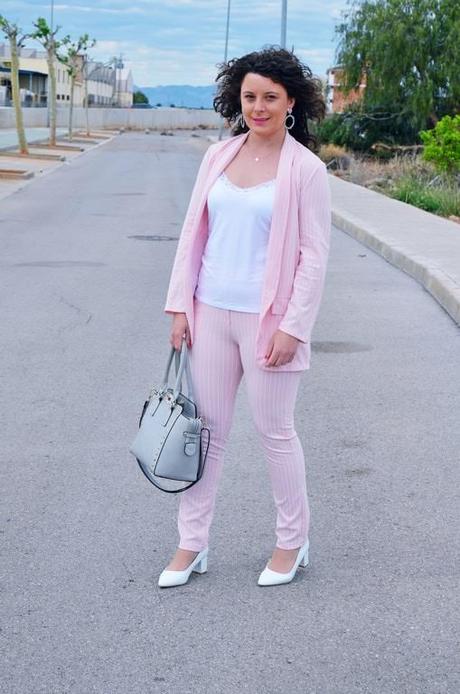 Traje rosa raya diplomática