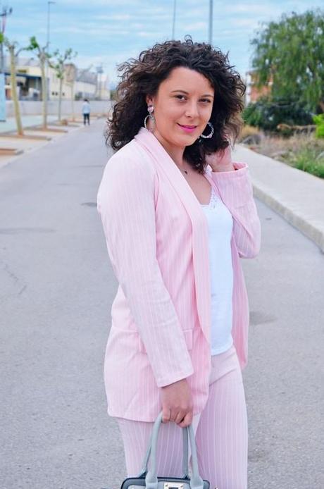 Traje rosa raya diplomática