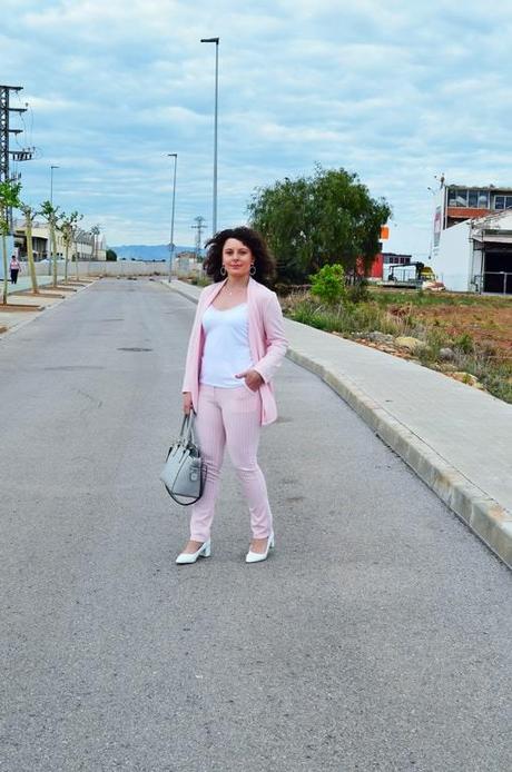 Traje rosa raya diplomática