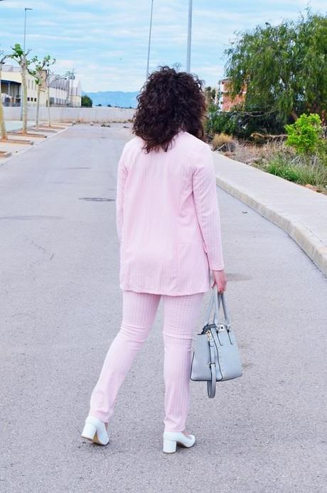 Traje rosa raya diplomática