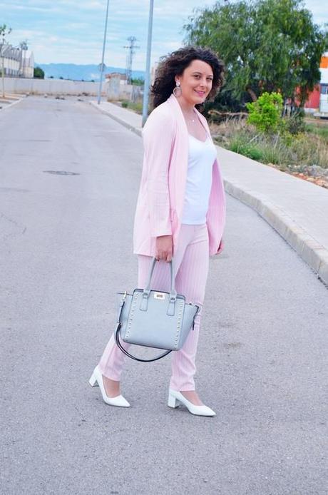 Traje rosa raya diplomática