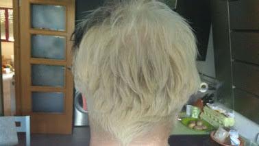 Cabello negro con dos decoloraciones Pelo decolorado amarillo pollo