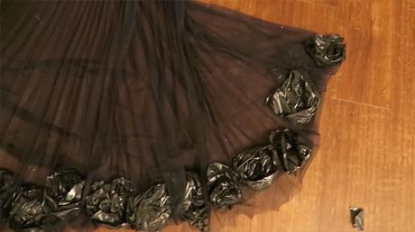 Amber Scholl hizo un vestido de fiesta con bolsas de basura para 'Cuando alguien te llama basura', y el resultado te hará estallar