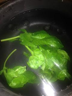 TARTA CON TOMETES , QUESO Y ESPINACAS TARTA CON TOMETES , QUESO Y ESPINACAS