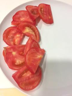 TARTA CON TOMETES , QUESO Y ESPINACAS TARTA CON TOMETES , QUESO Y ESPINACAS