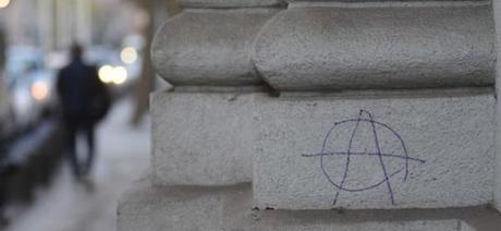 Joven fue detenida por rallar muro de La Moneda