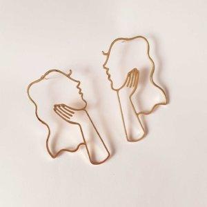 ESTOS SON LOS PENDIENTES DE MODA 2018 ¡NO TE LOS PIERDAS! pendientes figura de mujer y mano