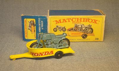 La moto Honda y su tráiler