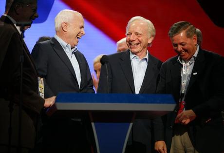 En su rancho, John McCain comparte recuerdos y pesares con sus amigos En su rancho, John McCain comparte recuerdos y pesares con sus amigos