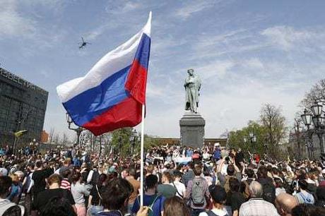 Miles de rusos se unen contra Putin antes de la inauguración