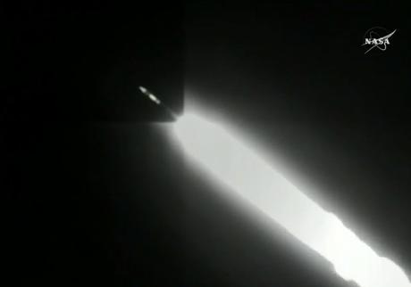 InSight Mars Lander de la NASA se lanza para sondear el profundo interior de Red Planet El cohete United Launch Alliance Atlas V que transporta el InSight Mars de la NASA se lanza al espacio después de su lanzamiento desde la Base Aérea Vandenberg en California antes del amanecer del 5 de mayo de 2018.