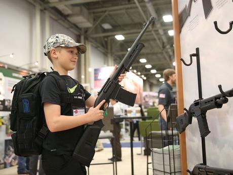 Blaise Maliskey, de 11 años, prueba un arma de fuego en un