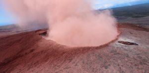 Una erupción volcánica seguida de un potente sismo de 6.9 en HAWAII VOLCAN