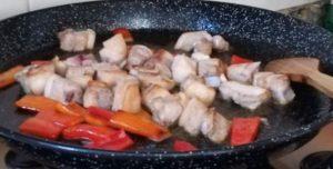 Receta de cocina: “Paella de carne con habas y alcachofas”