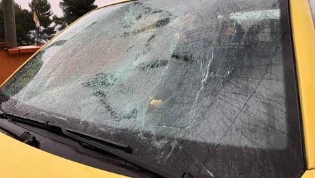 Luna delantera destrozada del coche de la diputada.