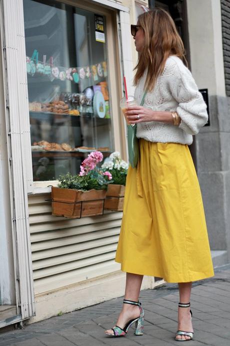 jersey blanco y falda midi