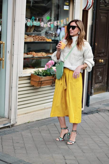 jersey blanco y falda midi