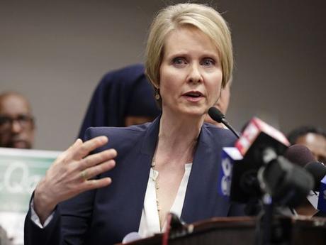 Candidato a la gobernadora de Nueva York Cynthia Nixon gesticula