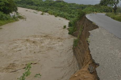 Más de 3 mil desplazados; 14 comunidades incomunicadas y 25 provincias bajo alerta. Más de 3 mil desplazados; 14 comunidades incomunicadas y 25 provincias bajo alerta.