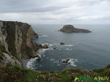 SENDA NORTE COSTERA: ARNAO - BAYAS Acantilados enfrente de la Isla de la Deva