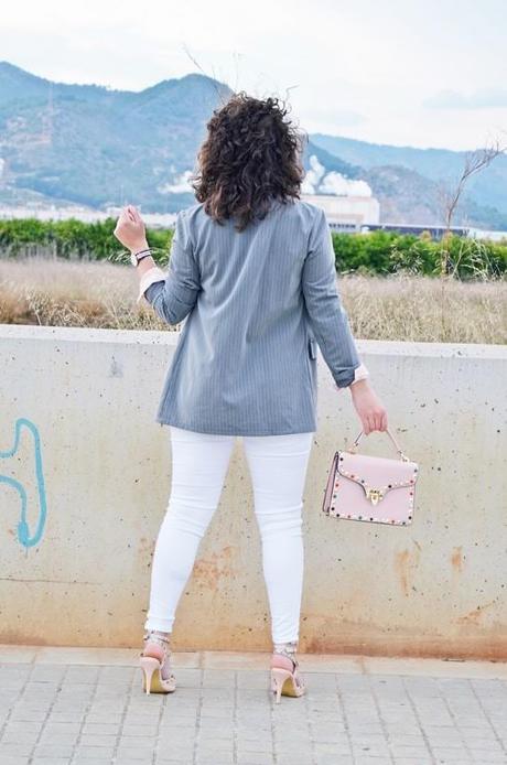 Cómo llevar una blazer gris de raya diplomática Cómo llevar una blazer gris de raya diplomática