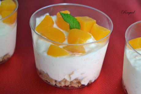 Cheesecake de melocotón con crujiente de galleta en vasitos