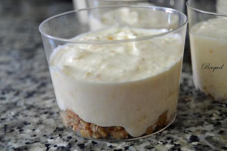 Cheesecake de melocotón con crujiente de galleta en vasitos