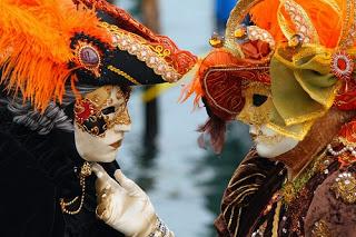 Amantes vestidos con el traje típico de carnaval veneciano, con las representativas máscaras.