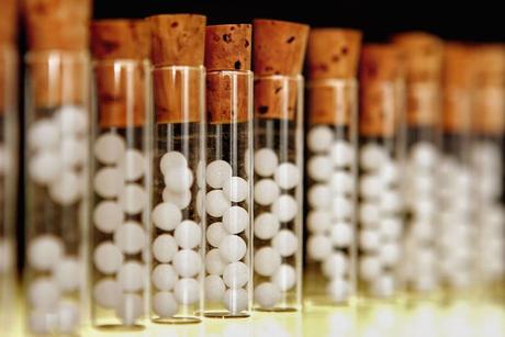 HOMEOPATÍA: ¿SÓLO AGUA O AZÚCAR? HOMEOPATÍA: ¿SÓLO AGUA O AZÚCAR?
