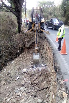 DESPLIEGA JUNTA DE CAMINOS DE EDOMÉX PERSONAL PARA ATENDER DESLAVES POR LLUVIAS   • Realiza trabajos de retiro de materiales que, con las precipitaciones, suelen reblandecer el terreno. • Atienden de manera oportuna vialidades que resultan afectadas po...