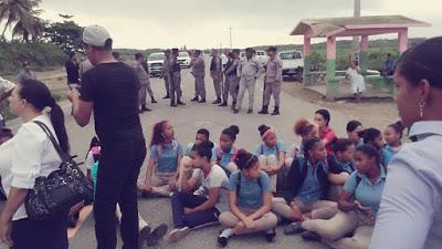 Protestan en Mena en reclamo de asfaltado; Policía reprime manifestación a tiros y bombazos.