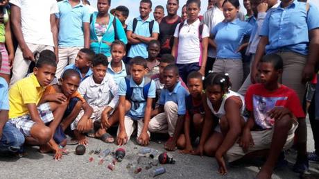 Protestan en Mena en reclamo de asfaltado; Policía reprime manifestación a tiros y bombazos.