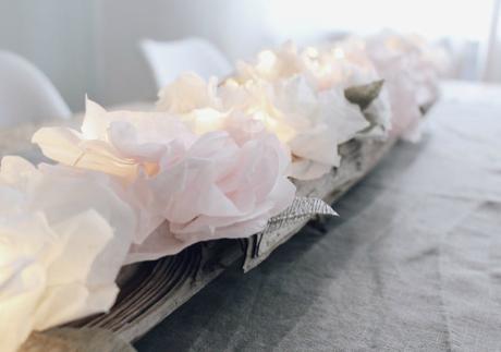 Centro de mesa handmade con papel y madera a la deriva