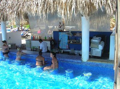  Bar húmedo Hotel Sirenis Punta Cana, vuelta al mundo, round the world, mundoporlibre.com
