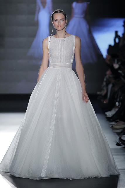 La colección Rosa Clará 2019 presentada en la BBFW envuelve el cuerpo de la mujer seduciendo y haciéndolo más bello si cabe...