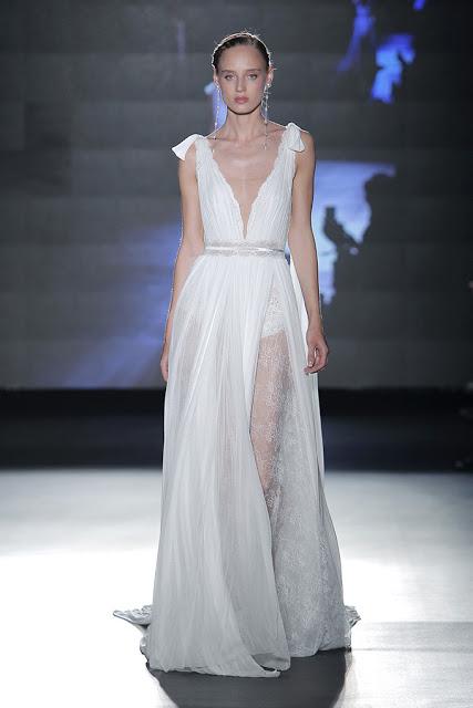 La colección Rosa Clará 2019 presentada en la BBFW envuelve el cuerpo de la mujer seduciendo y haciéndolo más bello si cabe...