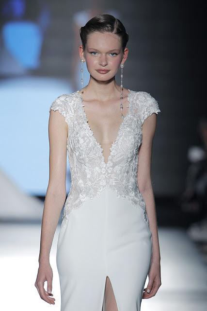 La colección Rosa Clará 2019 presentada en la BBFW envuelve el cuerpo de la mujer seduciendo y haciéndolo más bello si cabe...