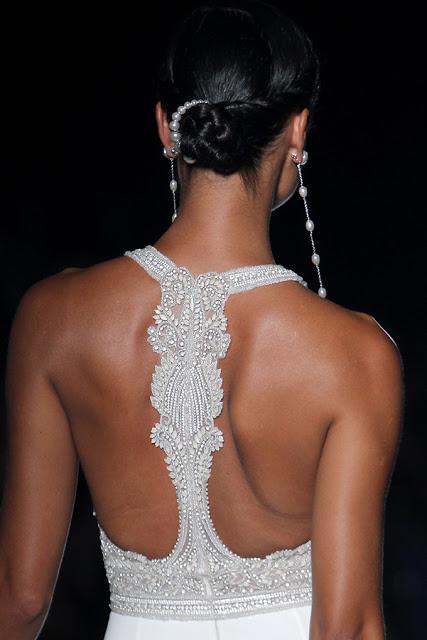 La colección Rosa Clará 2019 presentada en la BBFW envuelve el cuerpo de la mujer seduciendo y haciéndolo más bello si cabe...