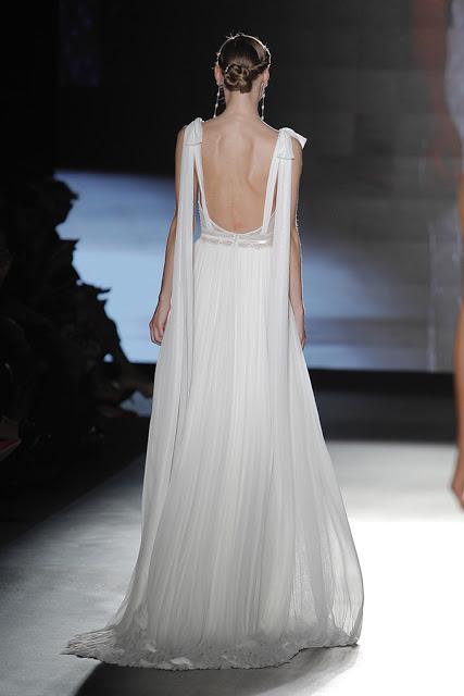 La colección Rosa Clará 2019 presentada en la BBFW envuelve el cuerpo de la mujer seduciendo y haciéndolo más bello si cabe...