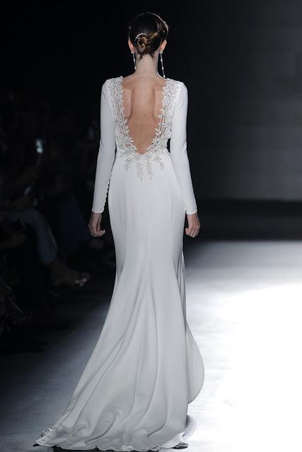 La colección Rosa Clará 2019 presentada en la BBFW envuelve el cuerpo de la mujer seduciendo y haciéndolo más bello si cabe...