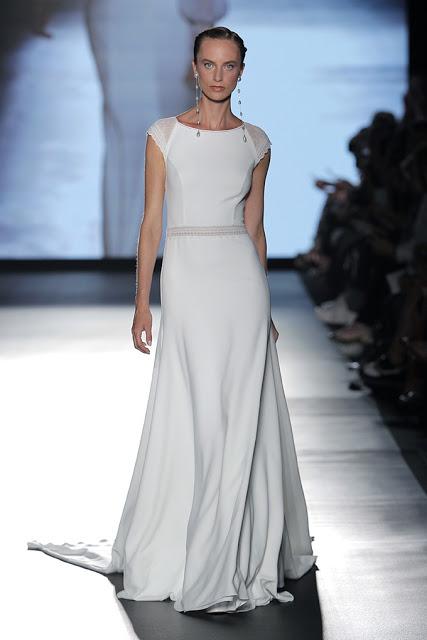 La colección Rosa Clará 2019 presentada en la BBFW envuelve el cuerpo de la mujer seduciendo y haciéndolo más bello si cabe...