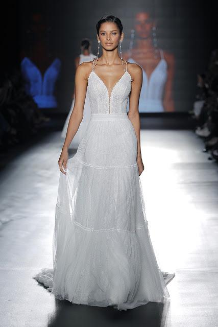 La colección Rosa Clará 2019 presentada en la BBFW envuelve el cuerpo de la mujer seduciendo y haciéndolo más bello si cabe...