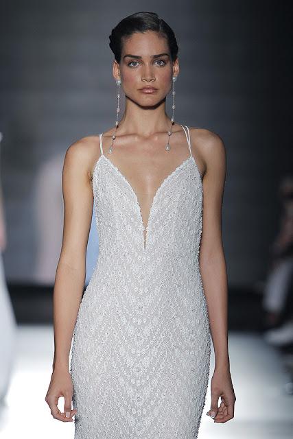 La colección Rosa Clará 2019 presentada en la BBFW envuelve el cuerpo de la mujer seduciendo y haciéndolo más bello si cabe...